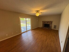 294 E Julia Way in Hanford, CA - Building Photo - Building Photo