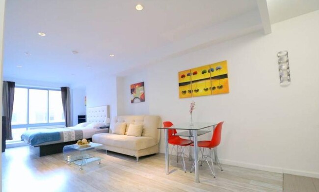 521 W 48th St in New York, NY - Building Photo - Building Photo