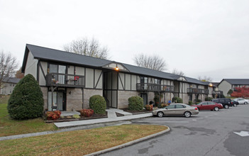 Carriage Trace Apartments & Townehomes in Clinton, TN - Building Photo - Building Photo