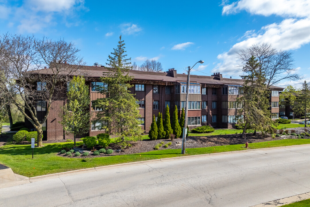 River Bluff Condominiums in Menomonee Falls, WI - Foto de edificio