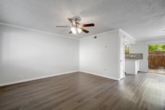 5905 Hidden Valley Trail in Austin, TX - Building Photo - Building Photo