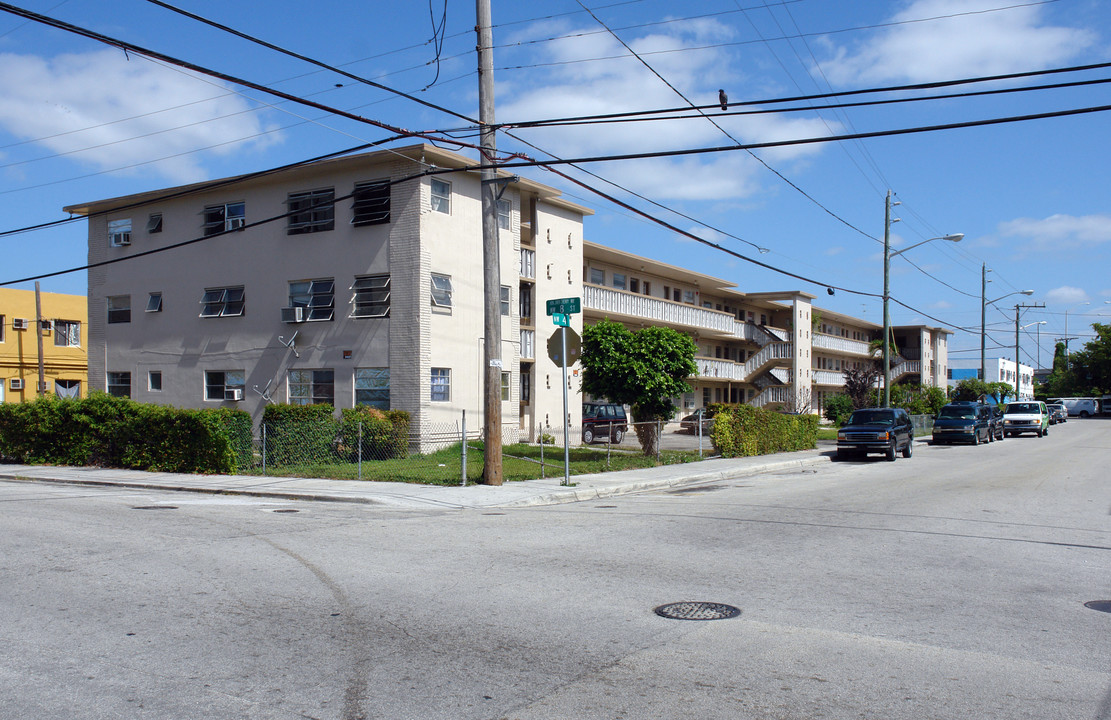 Cairns Apartments in Miami, FL - Building Photo