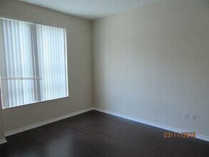 950 Brickell Bay Dr, Unit 1003 in Miami, FL - Building Photo - Building Photo