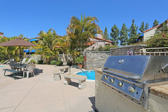 Hourglass Park Apartments in San Diego, CA - Foto de edificio - Building Photo