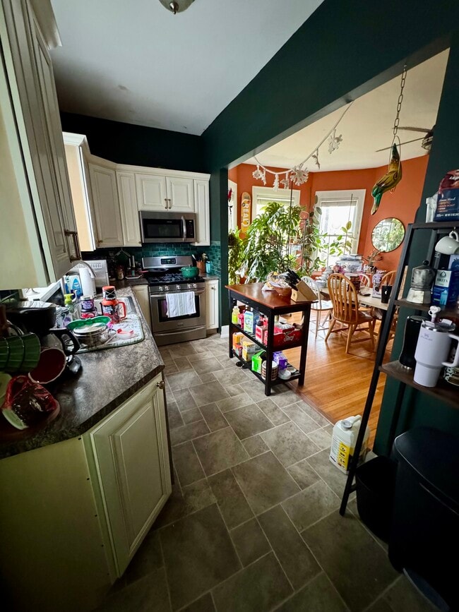 609 East Walnut Street, Unit 1 in Bloomington, IL - Building Photo - Building Photo