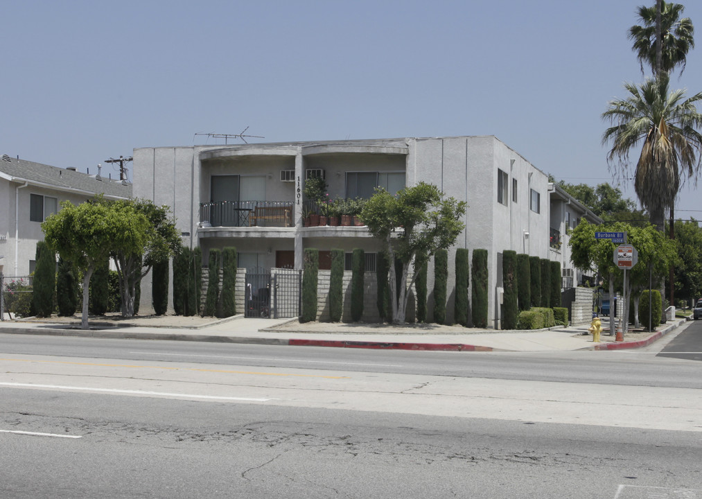 11601 Burbank Blvd in North Hollywood, CA - Building Photo