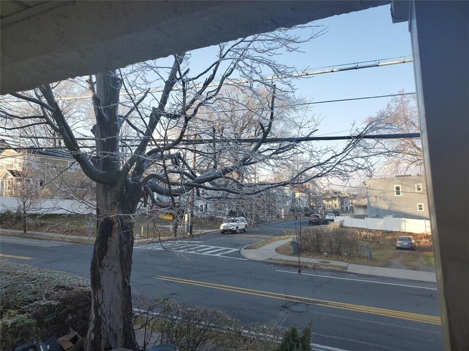 114 Lincoln Ave-Unit -1st Floor in New Rochelle, NY - Building Photo