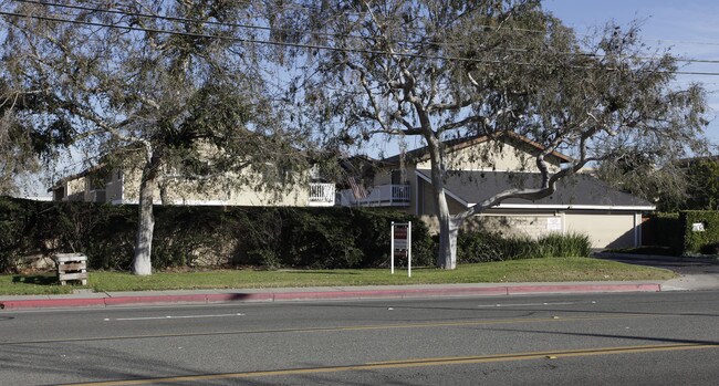 302 E Victoria St in Costa Mesa, CA - Building Photo - Building Photo