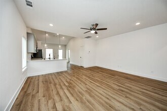 8046 Kay Hbr Dr in Cypress, TX - Foto de edificio - Building Photo