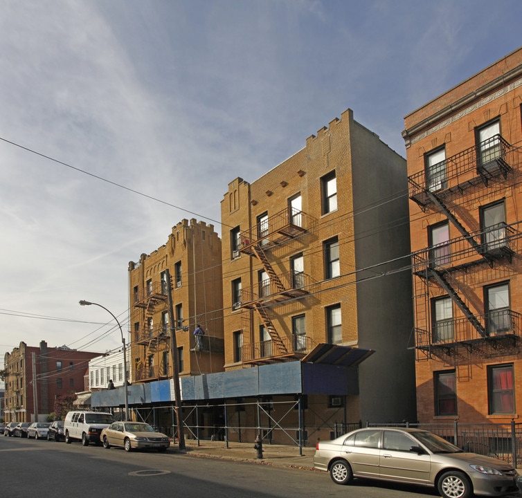 24-36 43rd St in Astoria, NY - Foto de edificio