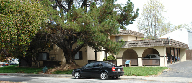 Perry Road Apartments in Union City, CA - Foto de edificio - Building Photo