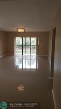 213 Lakeview Dr in Weston, FL - Building Photo - Building Photo