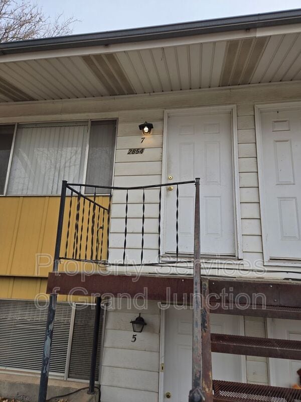 property at 2854 Elm Cir