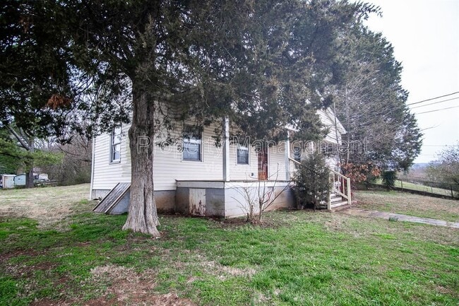 521 N Chamberlain Ave in Rockwood, TN - Building Photo - Building Photo
