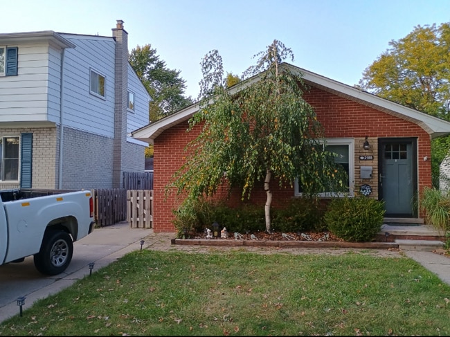 2188 Hollywood Ave in Grosse Pointe Woods, MI - Building Photo - Building Photo