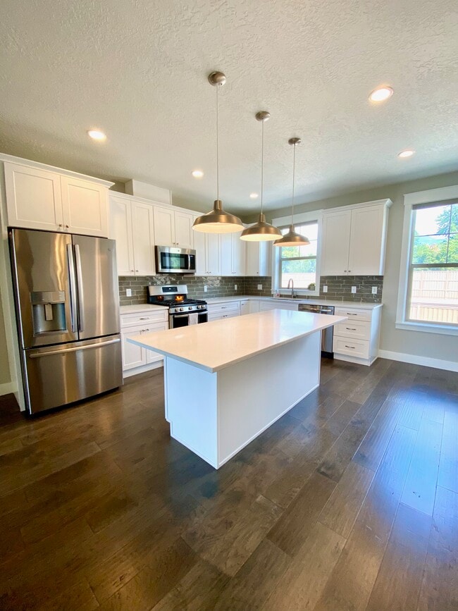 10439 S Beetdigger Blvd in Sandy, UT - Building Photo - Building Photo