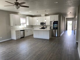 2457 Roll Tide Ct in Lebanon, OR - Building Photo