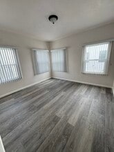 4915 San Vicente Blvd, Unit LARGE UPPER ONE BD DUPLEX in Los Angeles, CA - Building Photo - Building Photo