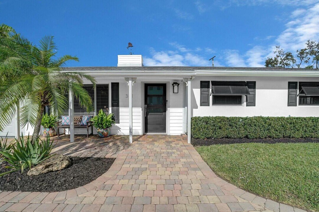 301 Enfield Rd in Delray Beach, FL - Building Photo