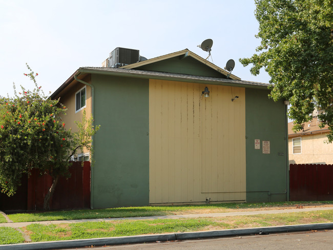 3356 E Sierra Madre Ave in Fresno, CA - Foto de edificio - Building Photo