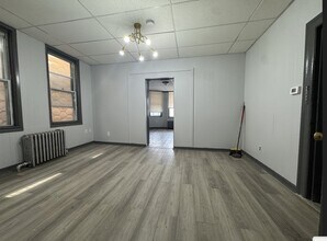 154 Bayview Ave, Unit 2 in Jersey City, NJ - Building Photo - Building Photo