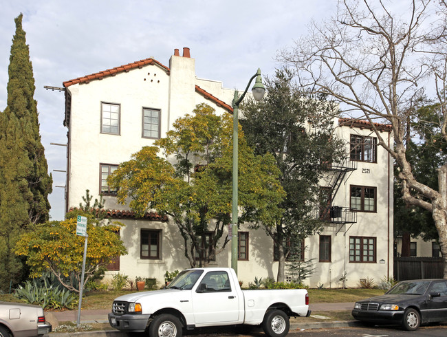 Embassy Apartments in Alameda, CA - Foto de edificio - Building Photo