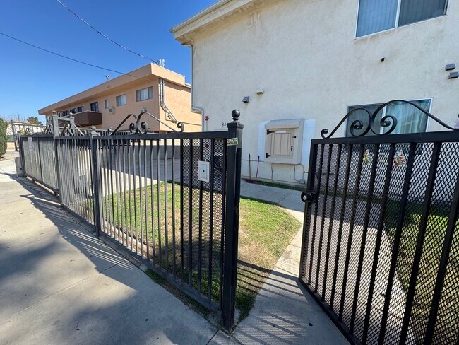 6842 Morella Ave, Unit 6 in North Hollywood, CA - Building Photo - Building Photo