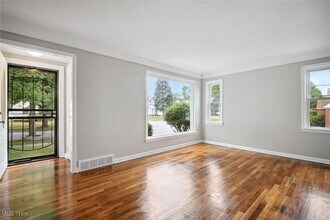 18201 Maple Heights Blvd in Maple Heights, OH - Building Photo - Building Photo