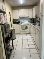 2735 W 52nd St, Unit 502 in Hialeah, FL - Building Photo