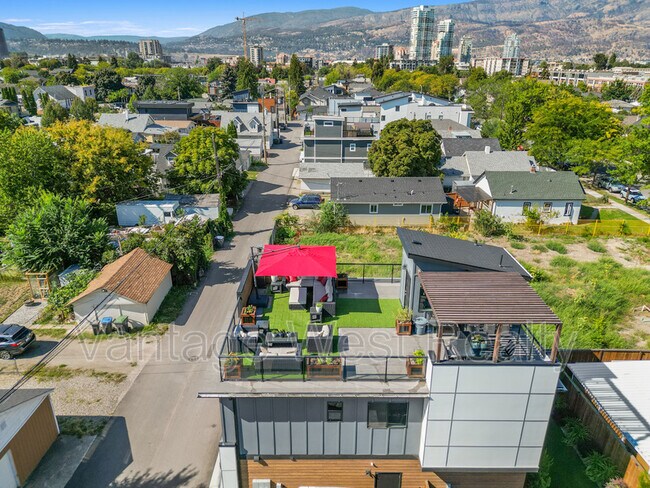 985 Coronation Ave in Kelowna, BC - Building Photo - Building Photo