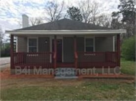 471 Hammond Dr in Griffin, GA - Building Photo