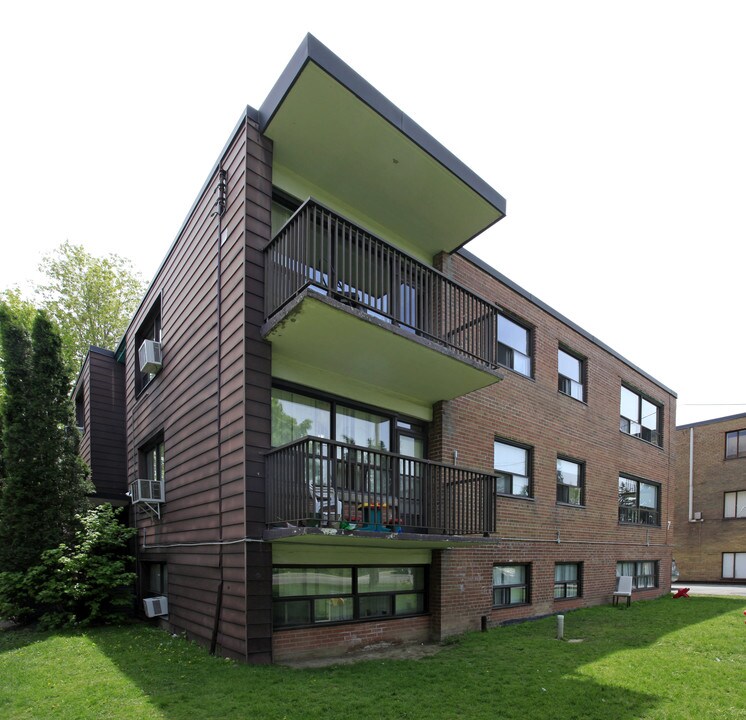 7 Fraserwood Ave in Toronto, ON - Building Photo