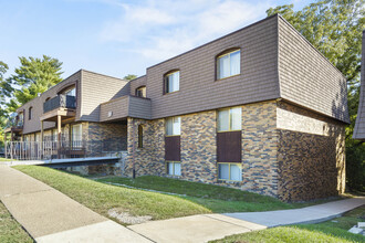 Sherwood Forest Apartments in Davenport, IA - Building Photo - Building Photo