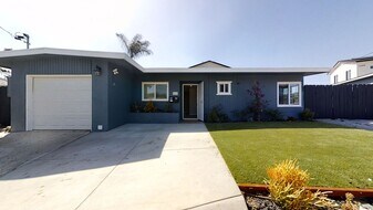 5260 Tipton St in San Diego, CA - Building Photo