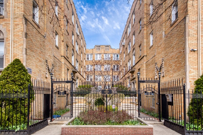 property at 844 W Ainslie St