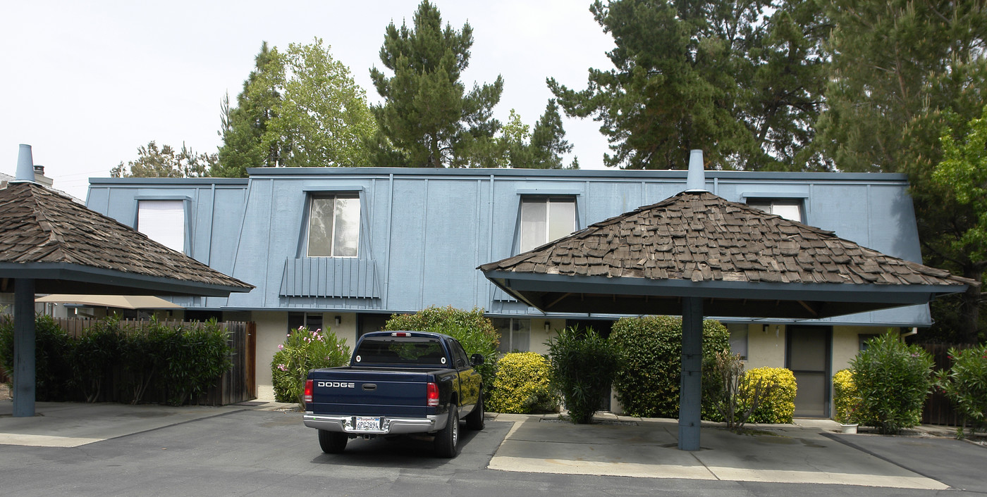 100 Cleaveland Rd in Pleasant Hill, CA - Foto de edificio