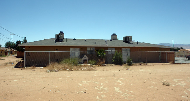 15568 Tonekai Rd in Apple Valley, CA - Foto de edificio - Building Photo