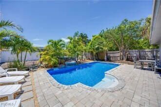 668 94th Ave N in Naples, FL - Foto de edificio - Building Photo