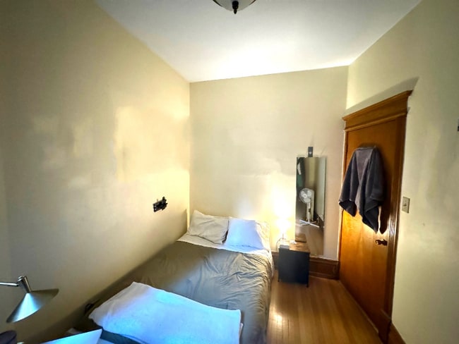 property at 651 W Roscoe St