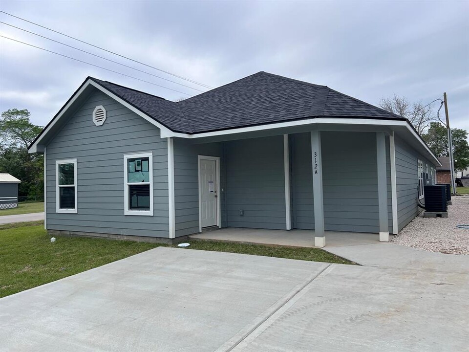 312 W Watson St in Willis, TX - Foto de edificio