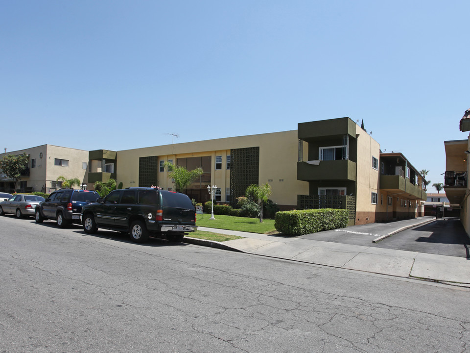 Cedorama in Panorama City, CA - Building Photo