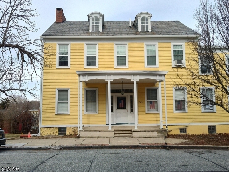 309 Front St in Belvidere, NJ - Building Photo