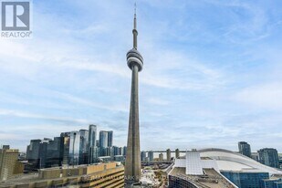 300 Front St W in Toronto, ON - Building Photo