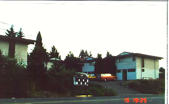 12121 SE 60th St in Bellevue, WA - Building Photo