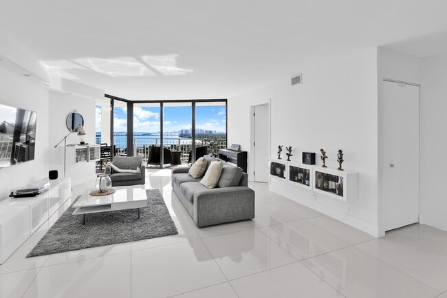 1000 NE Quayside Terrace in Miami, FL - Building Photo - Building Photo