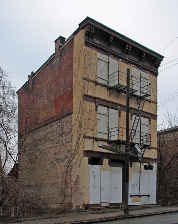 547 W McMicken Ave in Cincinnati, OH - Building Photo