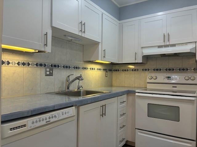 property at 2831 Somerset Dr