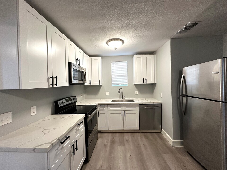 4318 1st St in Bacliff, TX - Building Photo