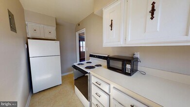 6186 Greenwood Dr-Unit -201 in Falls Church, VA - Building Photo - Building Photo