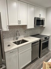 215 5th St SE, Unit 1 in Washington, DC - Foto de edificio - Building Photo